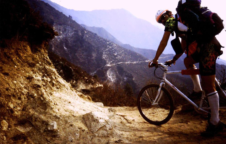 Everest_1992_verso_il_campo_base_bicicletta_banchelli