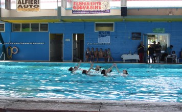 FOTO: esibizione di nuoto sincronizzato alla piscina comunale