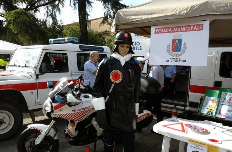 Sesto Fiorentino, autocarro sbatte contro l’impalcato di un cavalcavia e scappa disperdendo il carico in strada