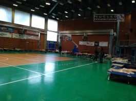 100 persone ospitate dentro il palazzetto dello sport
