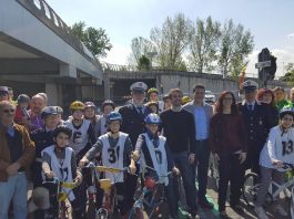 Il parcheggio esterno del Centro Sesto ospita lo “Sculacciastrade”