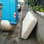 FOTO – Via Donizetti, materassi lungo il marciapiede: la segnalazione Materassi, Via Donizetti