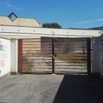 Muri sporchi ed erbaccia: degrado alla scuola Lucio Lombardo Radice Scuola Lombardo Radice, cancello