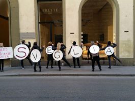 Flash mob delle Mamme No Inceneritore: “Rossi, sveglia. Piano rifiuti è inaccettabile”