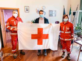 La bandiera della Croce Rossa Italiana esposta sul palazzo comunale di Sesto Fiorentino Croce Rossa