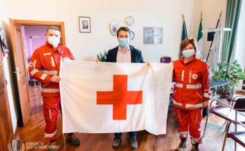 La bandiera della Croce Rossa Italiana esposta sul palazzo comunale di Sesto Fiorentino Croce Rossa