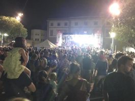 Ritmo e vitalità al concerto della Bandabardò