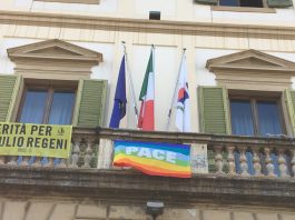 Bandiera della pace sul Comune di Sesto contro l’attacco turco e in sostegno al Kurdistan siriano
