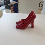 Scarpette rosse in ceramica per dire no alla violenza sulle donne Scarpe rosse