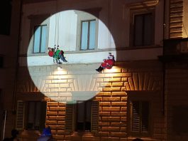 Merry Christmas: la discesa di Babbo Natale dal palazzo comunale di Sesto Babbo Natale