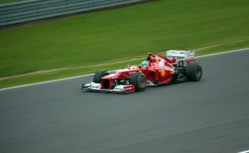 A lezione dagli ex campioni di automobilismo per una guida consapevole Ferrari