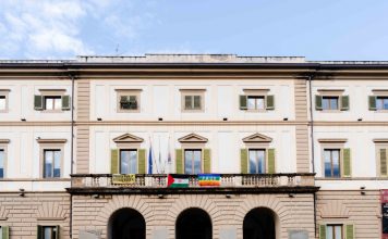 La bandiera del popolo Saharawi sul municipio di Sesto in segno di solidarietà bandiera_RASD