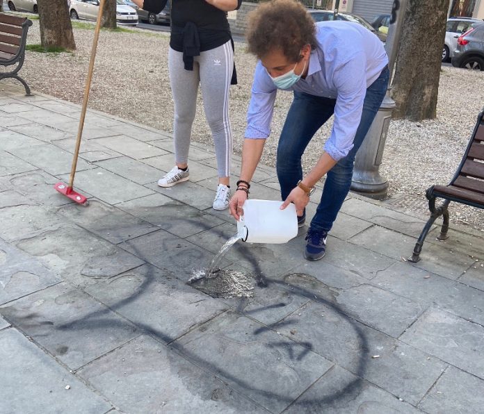 Piazza De Amicis-Vandalismo