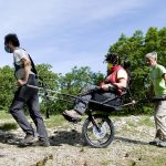 Il CAI Sesto acquista la carrozzina da montagna “joelette”