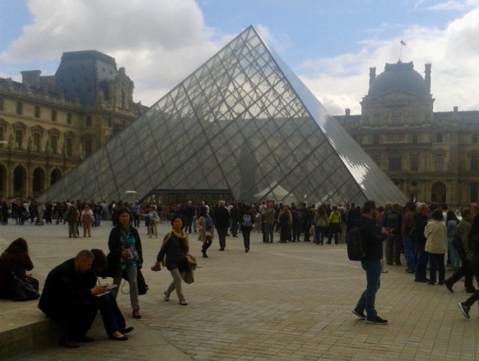 Louvre-La piramide 3
