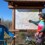 Parcheggio dei Seppi: Cai posiziona un pannello con i percorsi per Mtb pannello con biker