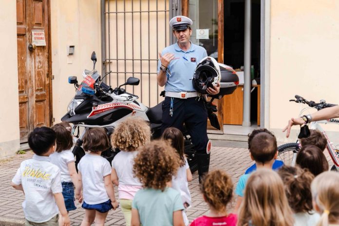 Bambini alla polizia municipale di Sesto
