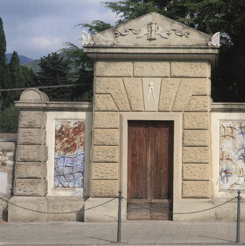 Colona all'ingresso del cimitero comunale con le seste e la clessidra alata