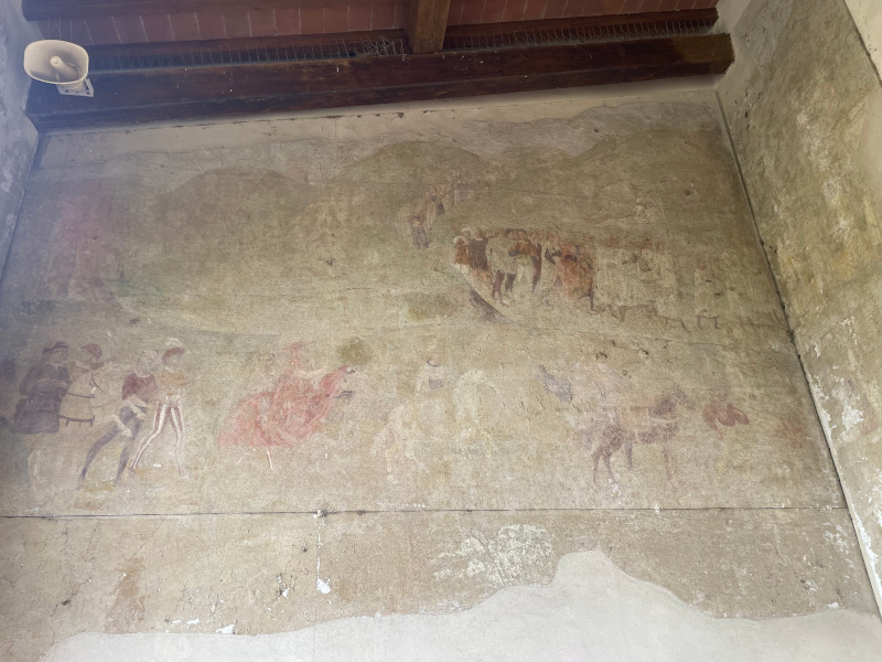 Il poco che resta del vecchio affresco che illustrava sulle pareti del portico della pieve di Cercina la processione di Leone X