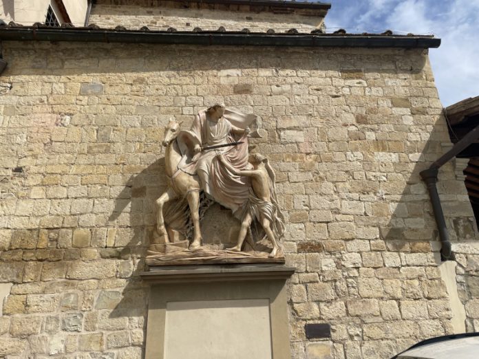 San Martino Rilievo di Roberto Ceccherini sulla parete della Pieve