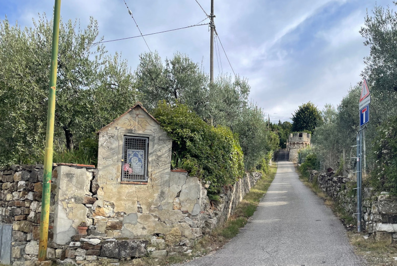 Via del Casale con una piccola parte della villa omonima