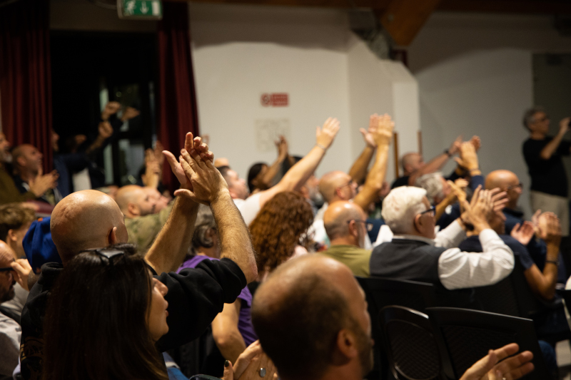 I tifosi della tribuna si accodano alla richiesta. Quando c'è da bere... 