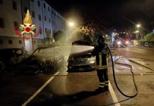 Sesto Fiorentino, auto incendiate in viale Ariosto