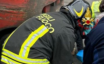 Uomo incastrato sotto il muletto