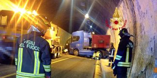 A1: mezzo pesante impatta contro la galleria delle Croci