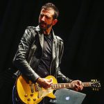 Il diavolo veste blues: Giuseppe Scarpato inaugura “Un palco in biblioteca”