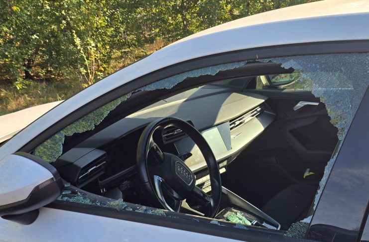 Vetri rotti e gomme bucate: auto prese di mira al Podere Querciola