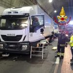 A1, tamponamento tra mezzi pesanti: conducenti bloccati dentro i veicoli Vigili del Fuoco