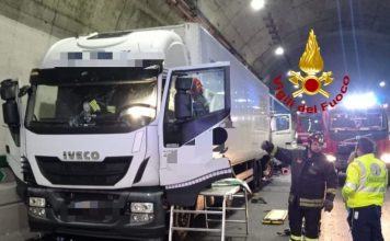 A1, tamponamento tra mezzi pesanti: conducenti bloccati dentro i veicoli Vigili del Fuoco